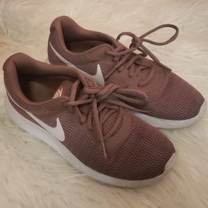 SIZE 7 NIKE WOMENS TENNIS SHOES